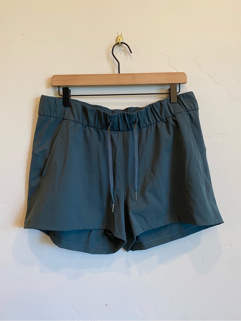 LULULEMON ATHLETICA Submarine Green Cinchable Waist Woven Shorts